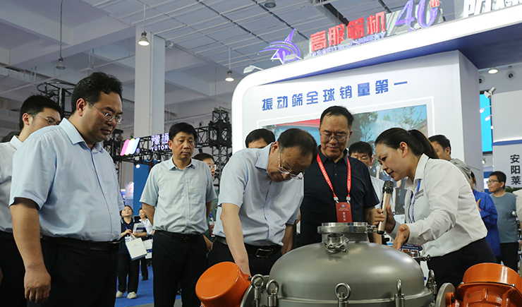 新鄉(xiāng)市長魏建平親臨高服展區(qū)指導(dǎo)工作