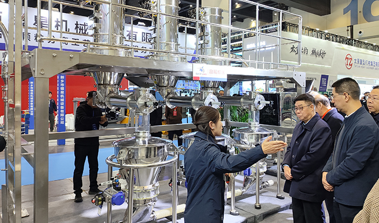 高服以“智能篩分系統(tǒng)+防爆解決方案”雙引擎驅(qū)動(dòng)制造業(yè)升級(jí)，獲工信部領(lǐng)導(dǎo)現(xiàn)場(chǎng)點(diǎn)贊